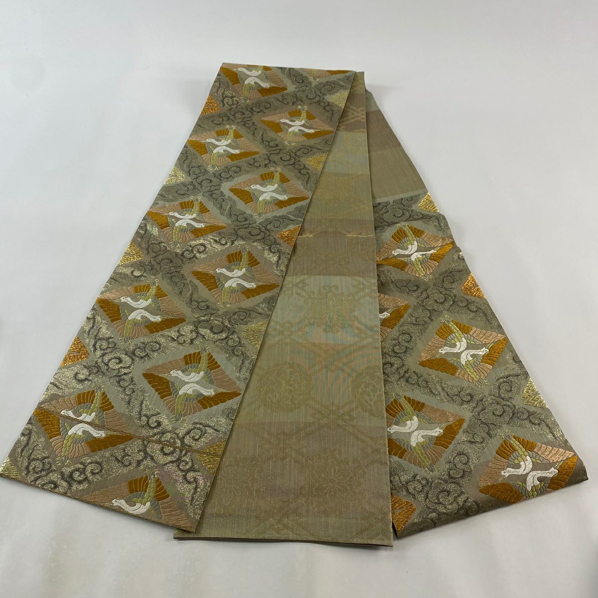 【庫存清倉】 袋帶 美品 逸品級 關西仕立 雛仙鶴 雲紋 刺繡 金金箔 灰茶 六通 純蠶絲