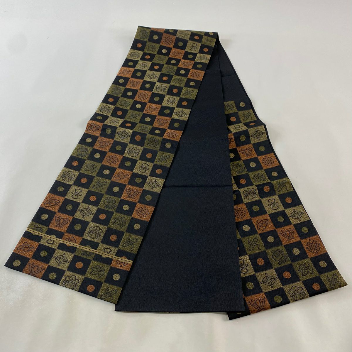 【清倉特賣】 袋帶 美品 逸品級 堀廣志 落款有 寶物滿載 市松樹 黑色 六通 純蠶絲