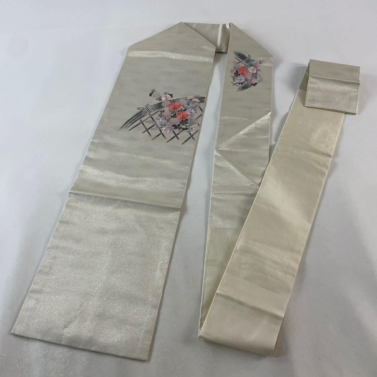 【美品】 名古屋帶 優品級 菊花 間垣 金銀彩 刺繡 灰白 純蠶絲