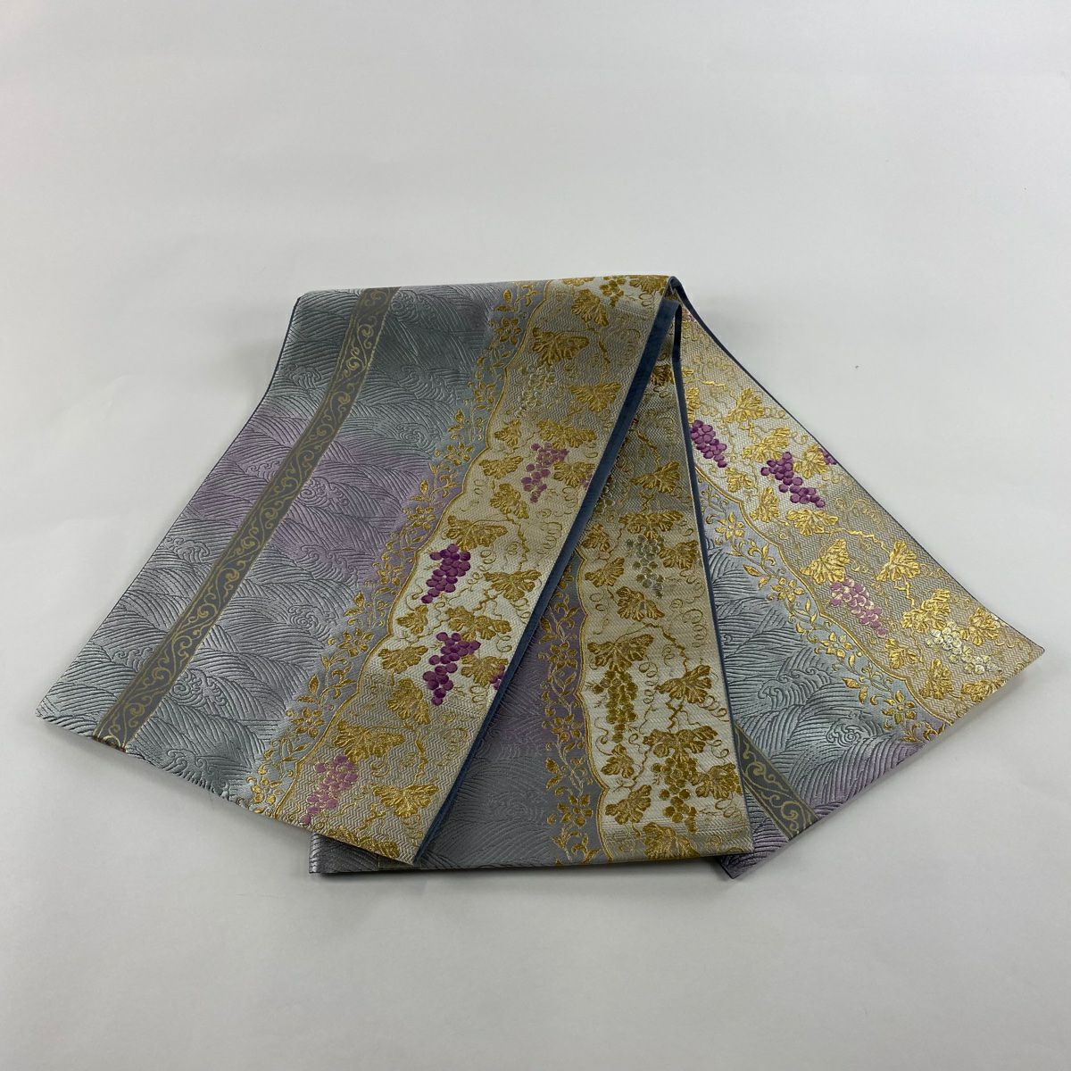 【美品】 袋帶 逸品級 じゅらく 落款あり 紫華麗人 葡萄 波 金糸 唐織 薄紫 お太鼓柄 純蠶絲