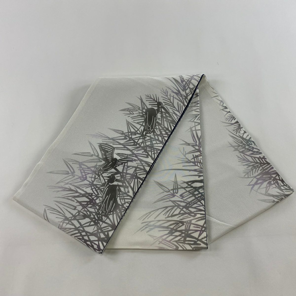 【美品】 袋帶 逸品級 菅有鬼一 落款 鷺 葉紋 逐漸變化 縮緬 灰白 お太鼓紋 純蠶絲