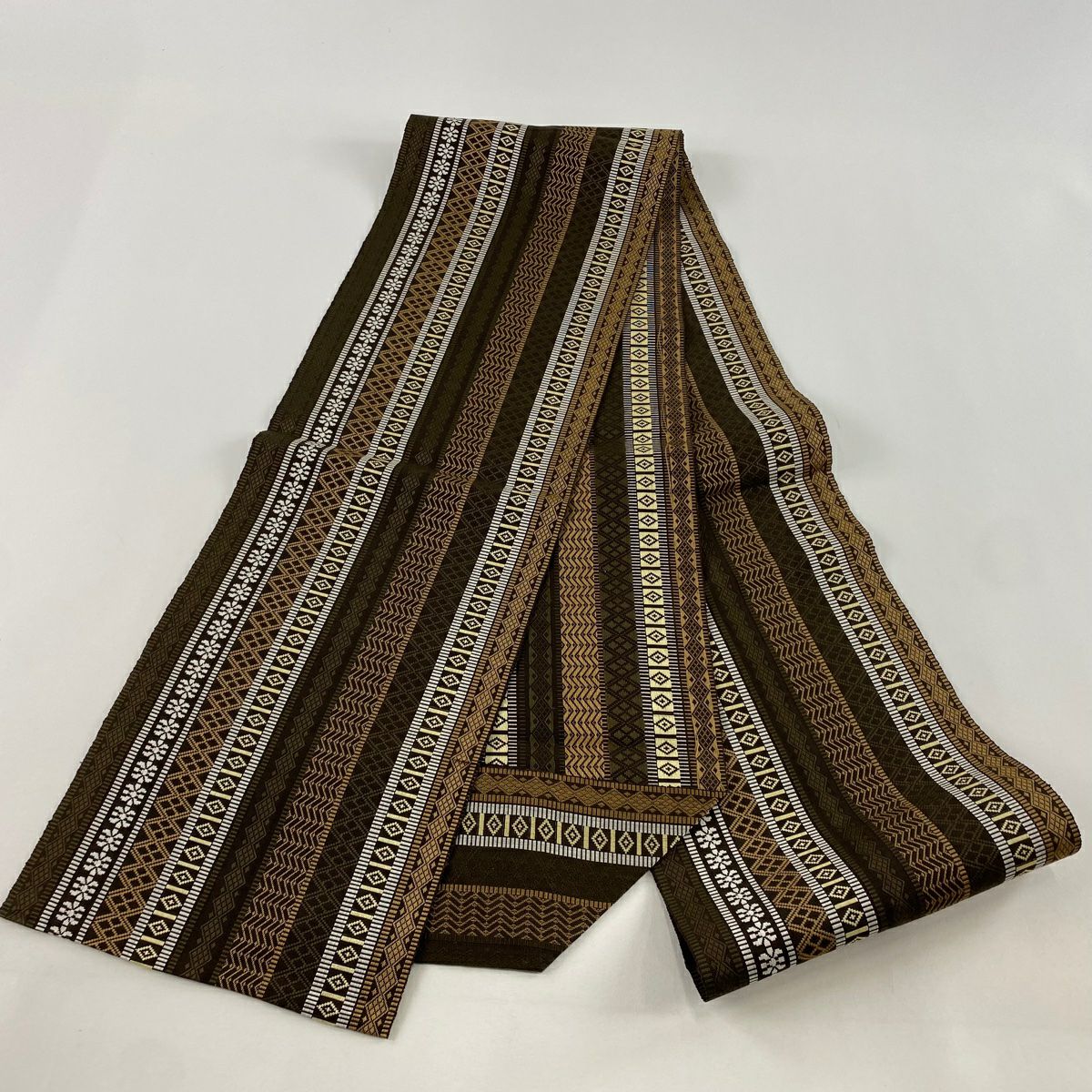 【美品】 名古屋帶 名品級 八寸名古屋帶 松樹葉仕立 雜色仕立 縞紋 菱形 焦茶 純蠶絲