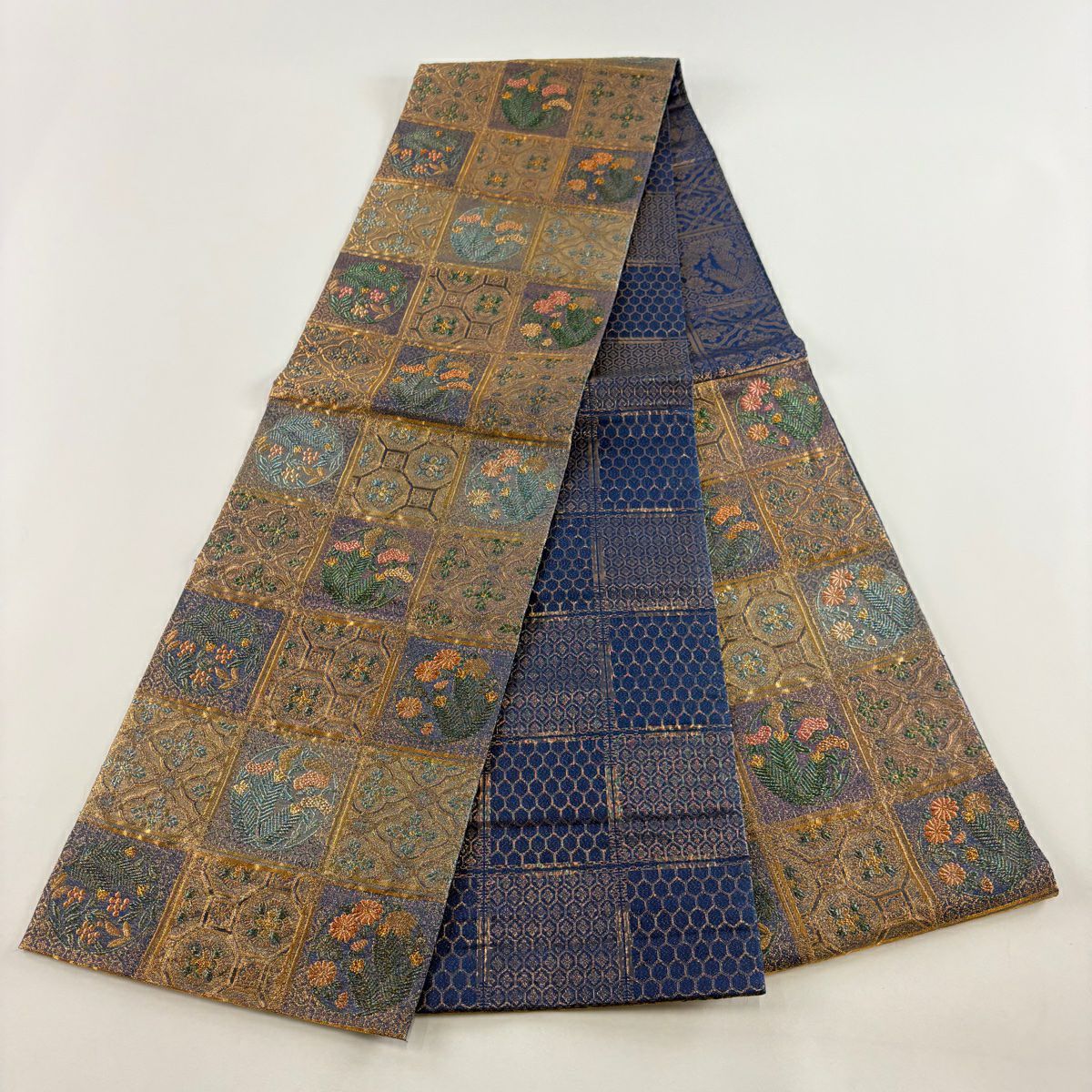 【美品】 袋帶 逸品級 佐波理 落款あり 綴錦 松樹華市松樹紋樣 金絲 金金箔 金茶 六通 純蠶絲