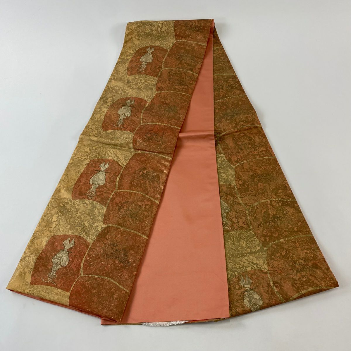 【美品】 袋帶 逸品級 有落款 有證書 牛首紬織織 蝦 蟹 金銀彩 淺橙色 六通 純蠶絲