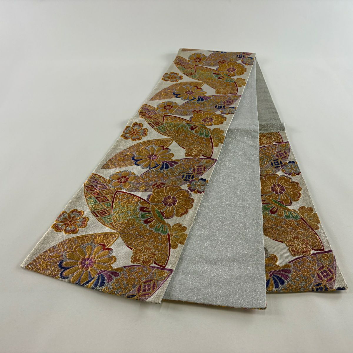 【美品】 袋帶 秀品級 花 有職紋樣 金金箔 金銀絲 灰白 六通 純蠶絲