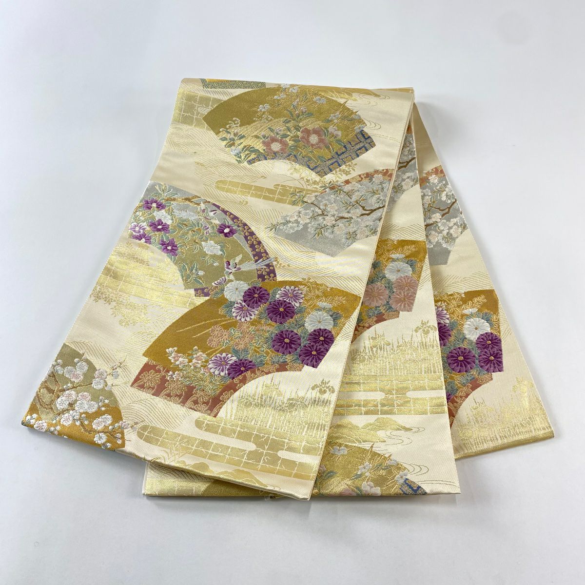【美品】 袋帶 逸品級 じゅらく 落款あり じゅらく帝王紫 扇子面 花鳥 刺繡 金銀彩 米色 お太鼓柄 純蠶絲