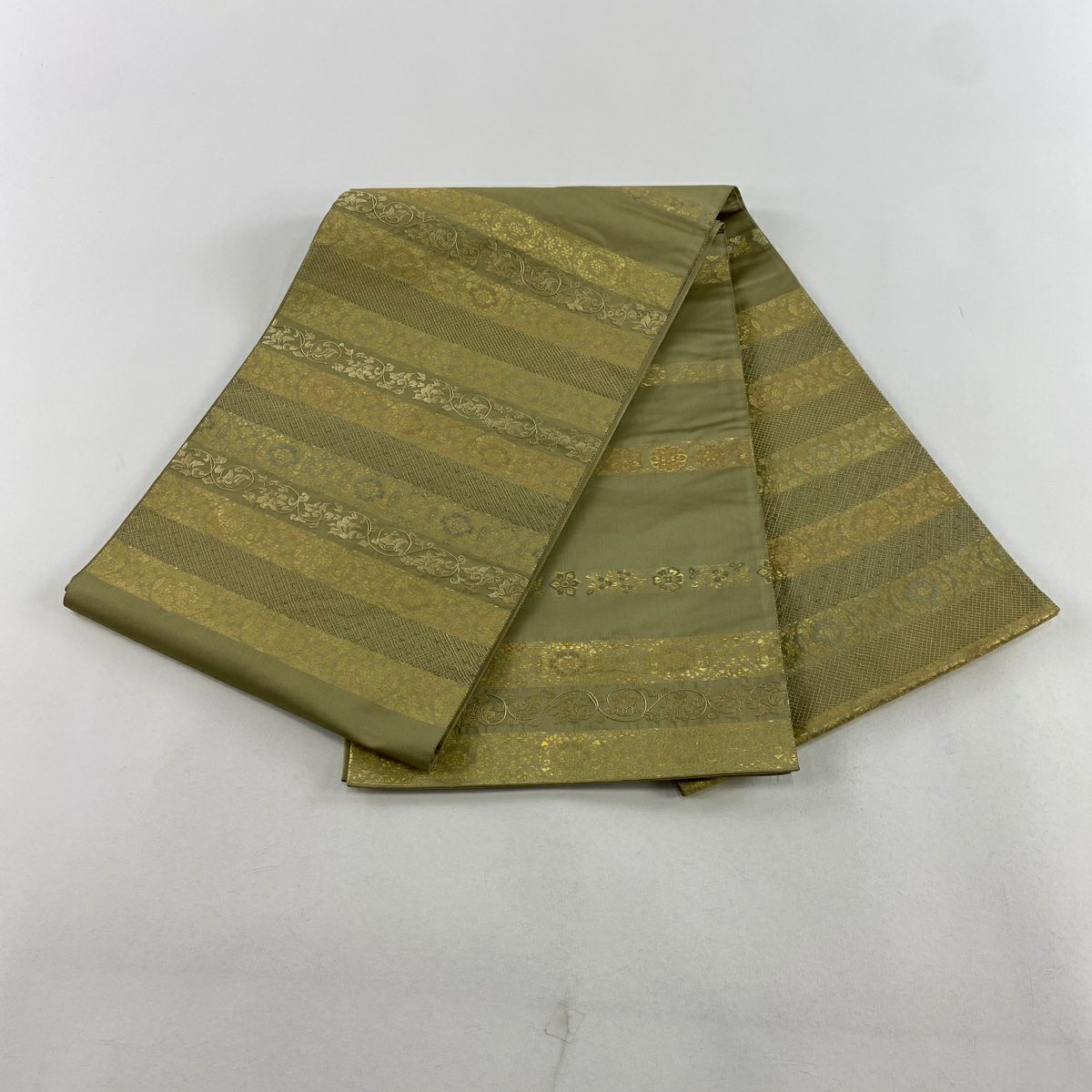 【庫存清倉】 【美品】 袋帶 名品級 金金箔屋清兵衛 附落款 純蠶絲 正倉院間道 段紋 華紋 金金箔 刺繡 鶯色 六通