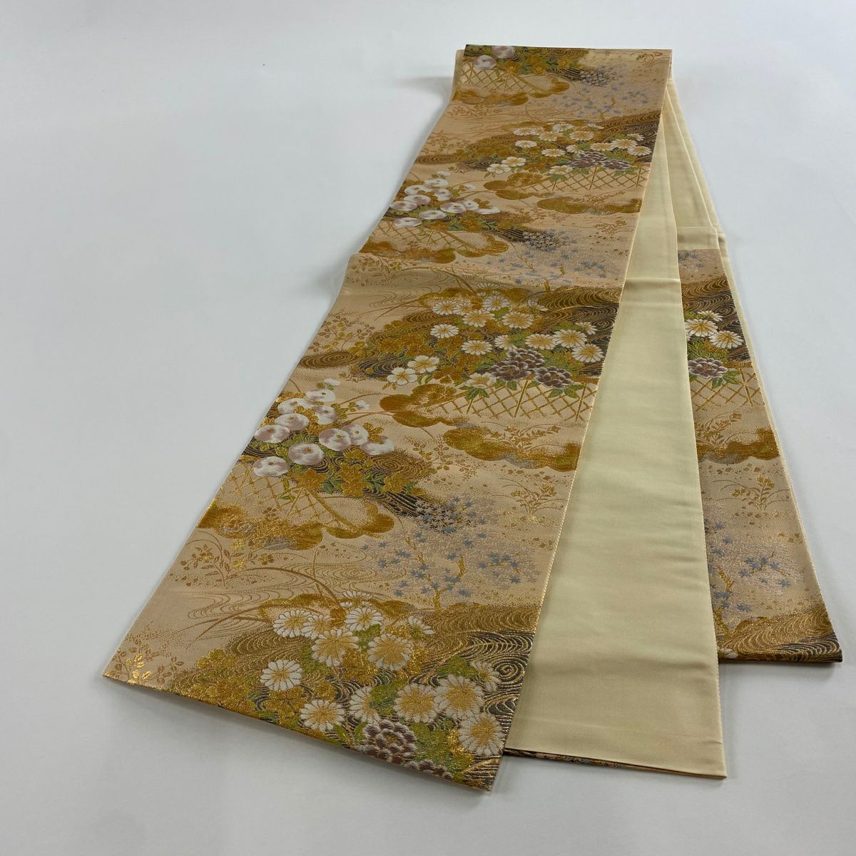 【美品】 袋帶 秀品級 草花紋 流水 刺繡 金銀彩 米色 六通 純蠶絲