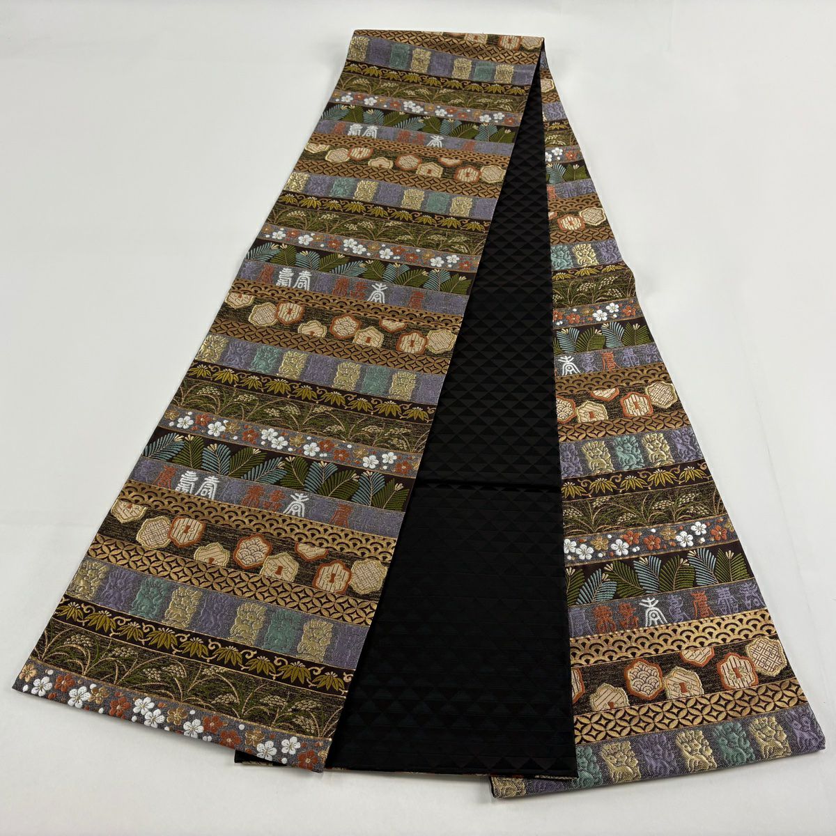 【美品】 袋帶 名品級 落款あり 岩井友見 草花紋紋 文字文 金糸 金金箔 焦茶 全通 純蠶絲
