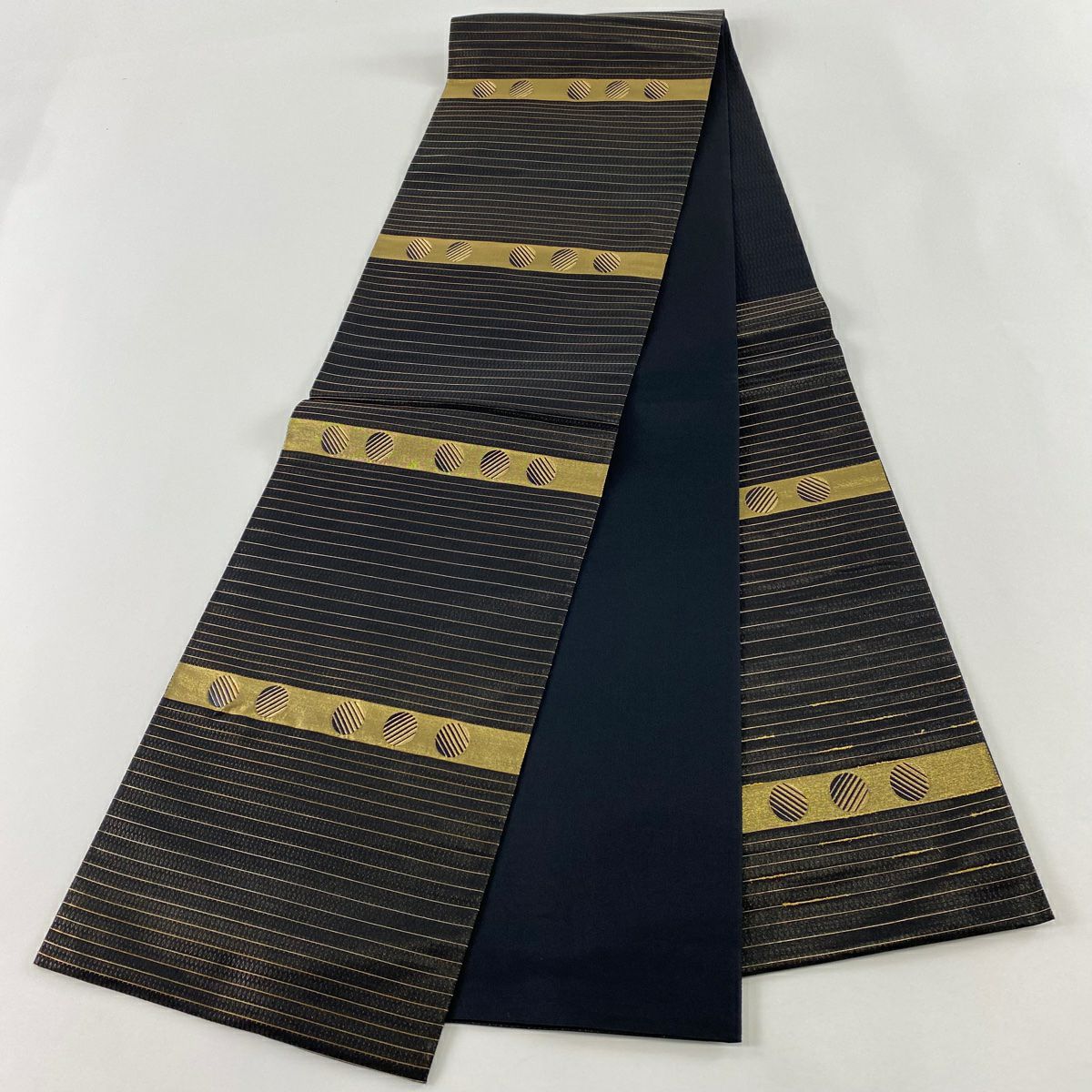 【美品】 袋帶 名品級 縞 幾何學 金絲 黑 お太鼓圖案 純蠶絲