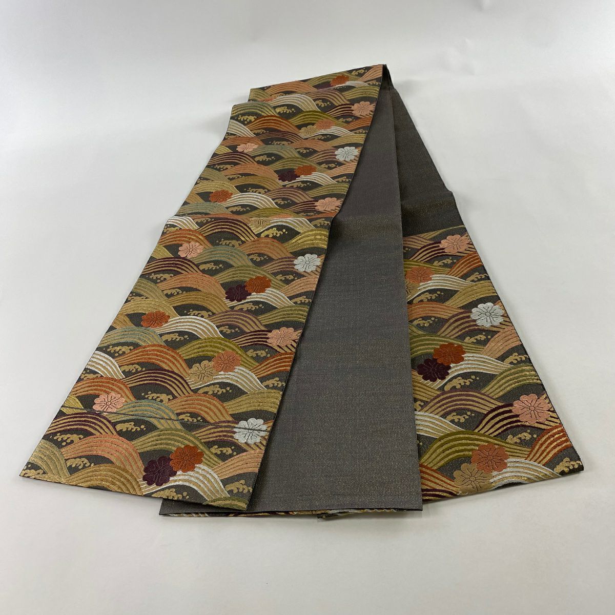 【美品】 袋帶 秀品級 波頭 花 刺繡 金金箔 灰色 六通 純蠶絲
