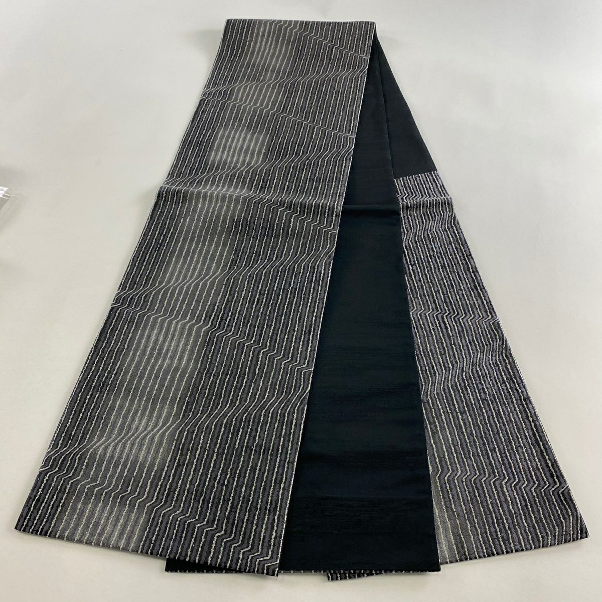 【美品】 袋帶 名品級 附落款 岩井友見 條紋 幾何圖案 銀線 灰紫 六通 純蠶絲
