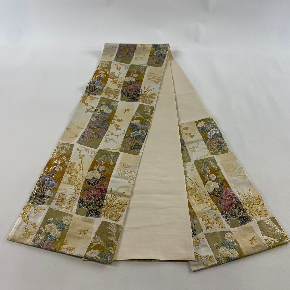 【美品】 袋帶 名品級 じゅらく 落款あり 短冊 草花紋刺繡 金糸 米色 六通 純蠶絲