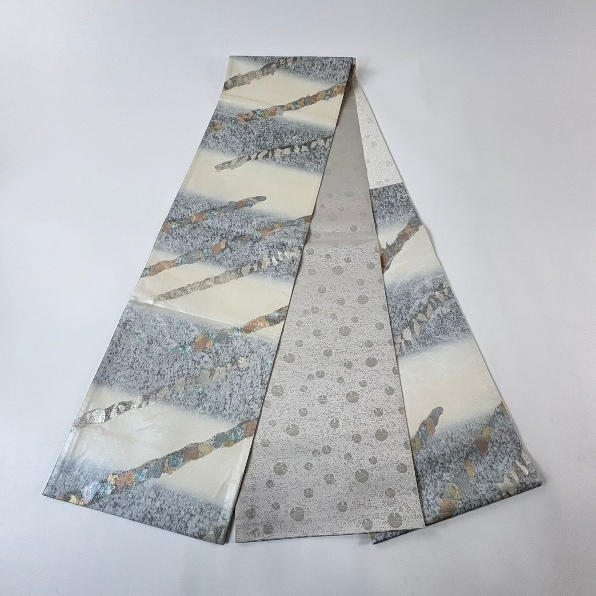 【美品】 袋帶 秀品級 幾何學 真珠金金箔 灰白 六通 純蠶絲