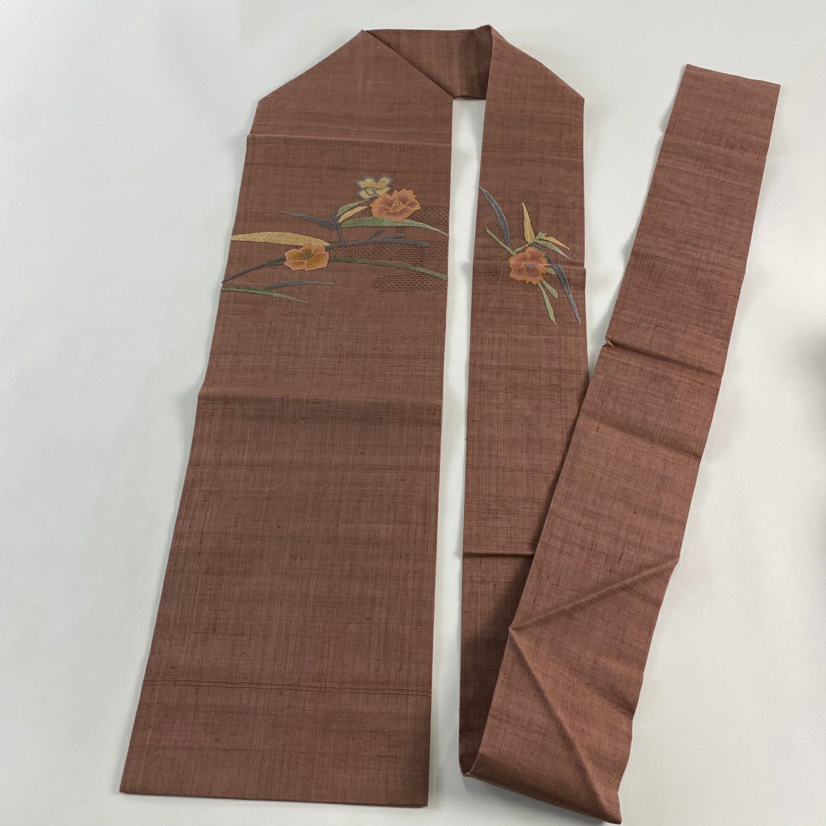【美品】 名古屋帶 優品級 紬織織 椿 花霞 刺繡 小豆 純蠶絲