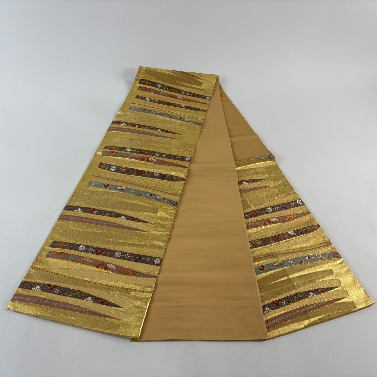 【美品】 袋帶 秀品級 關西仕立 雜帶 草花紋紋 金絲 金金箔 金色 六通 純蠶絲