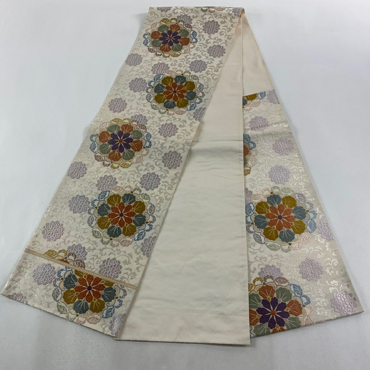 【美品】 袋帶 逸品級 華紋 花唐草紋 唐織 金銀糸 白 六通 純蠶絲