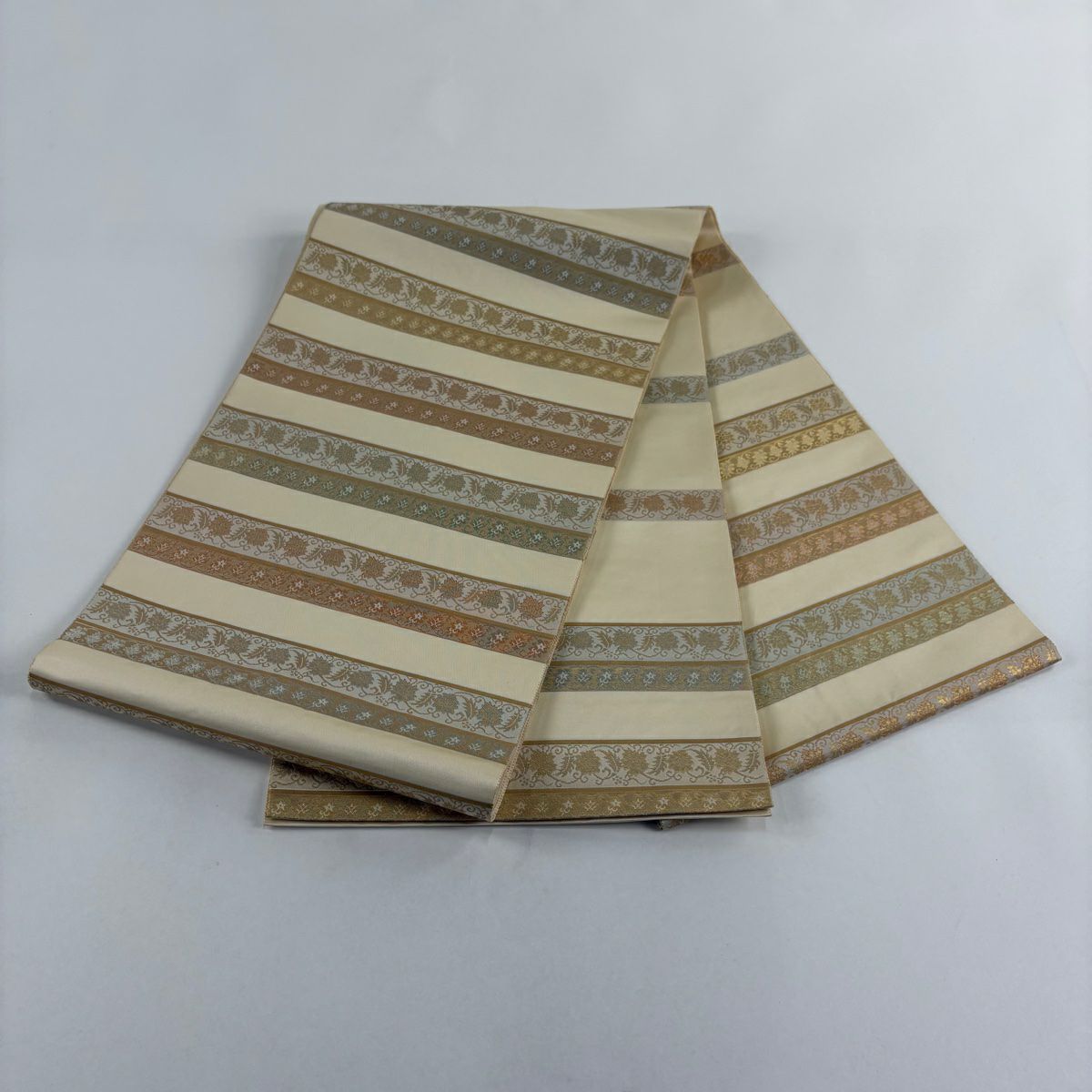 【美品】 袋帶 名品級 金金箔屋清兵衛 落款あり 名物裂間道 縞 花唐草紋 金金箔 奶油色 お太鼓柄 純蠶絲