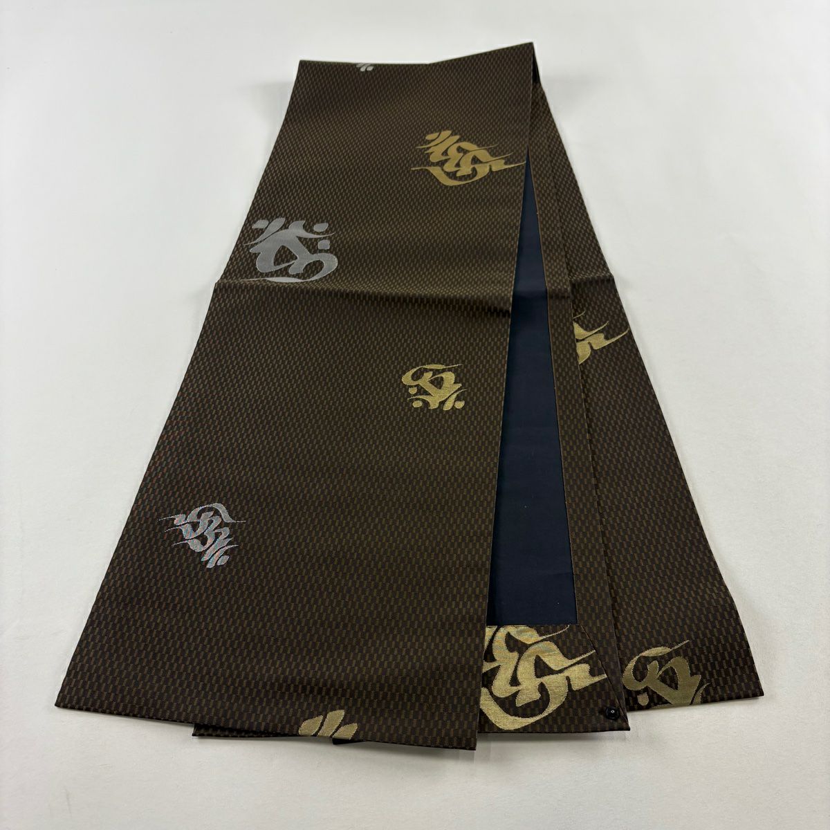【美品】 開口名古屋帶 優品級 梵字 幾何圖案 金金箔 焦茶 純蠶絲
