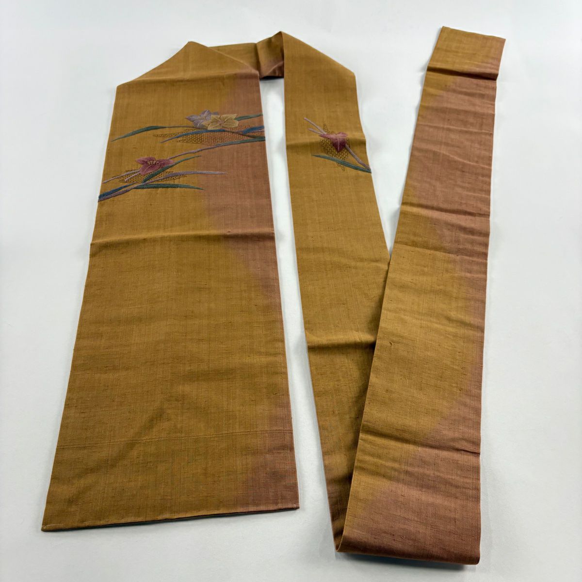 【美品】名古屋帶 秀品級 紬織織 草花紋紋 霞 相良刺繡 汕頭刺繡 山吹茶 純蠶絲