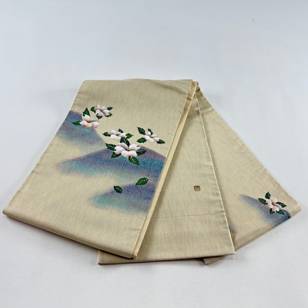 【美品】 袋帶 秀品級 附有落款 草花紋紋 山並紋 金通し 米色 大鼓圖案 純蠶絲