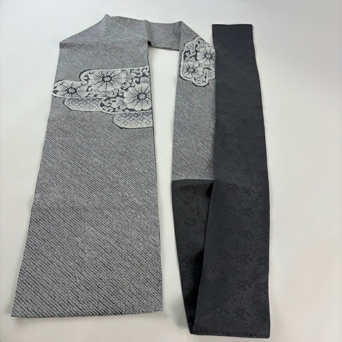 【美品】 名古屋帶 逸品級 花 霞 絞染 灰色 純蠶絲