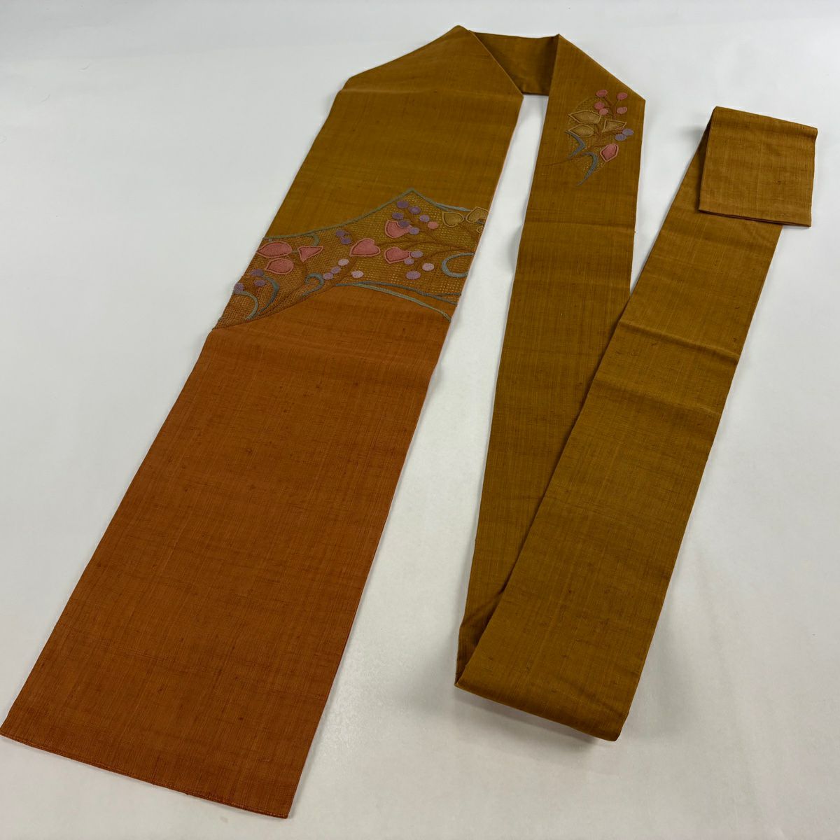 【美品】 名古屋帶 優品級 紬織織地 関西仕立 草花紋 花唐草紋 相良刺繡 汕頭刺繡 山吹茶 純蠶絲