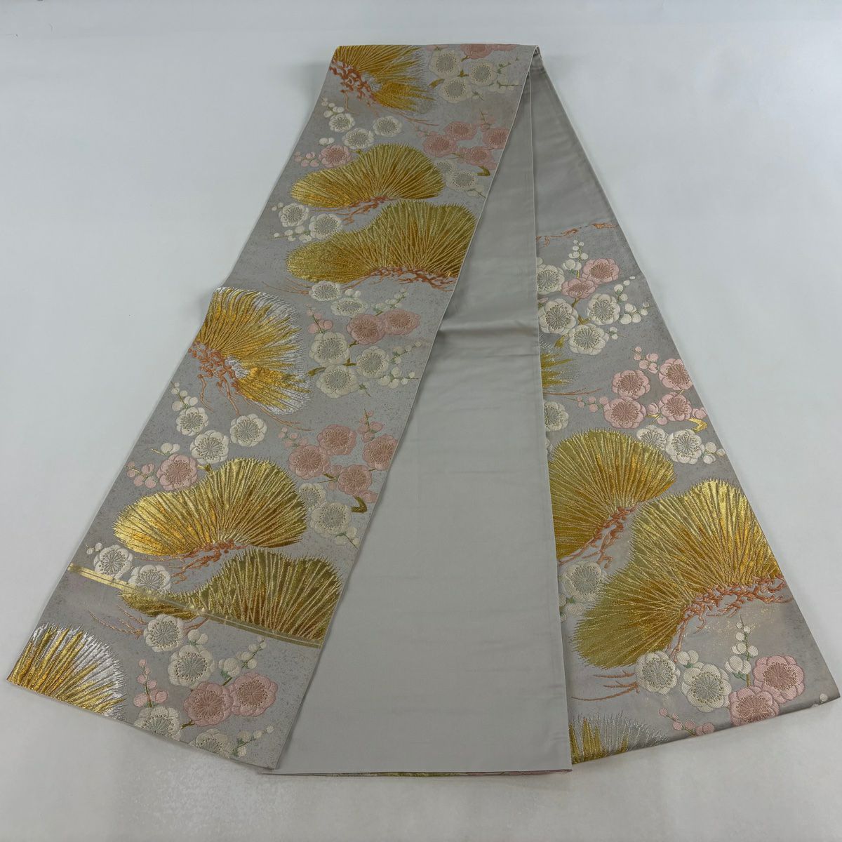 【美品】 袋帶 名品級 落款あり 本家加納 笠松樹 枝梅花 金銀彩 金金箔 灰色 六通 純蠶絲