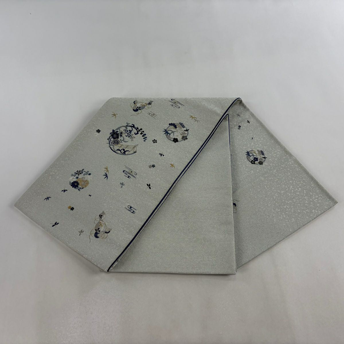 【美品】 袋帶 名品級 花丸紋 松樹竹子梅花 刺繡 銀通 灰色 大鼓圖案 純蠶絲