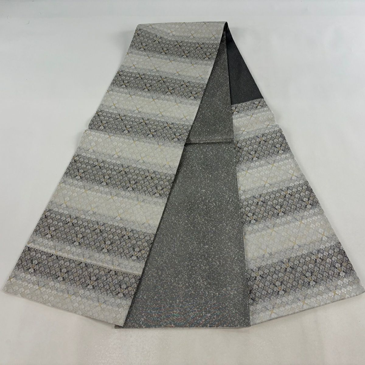 【美品】 袋帶 名品級 斜格子 若松樹 金金箔 灰色 六通 純蠶絲