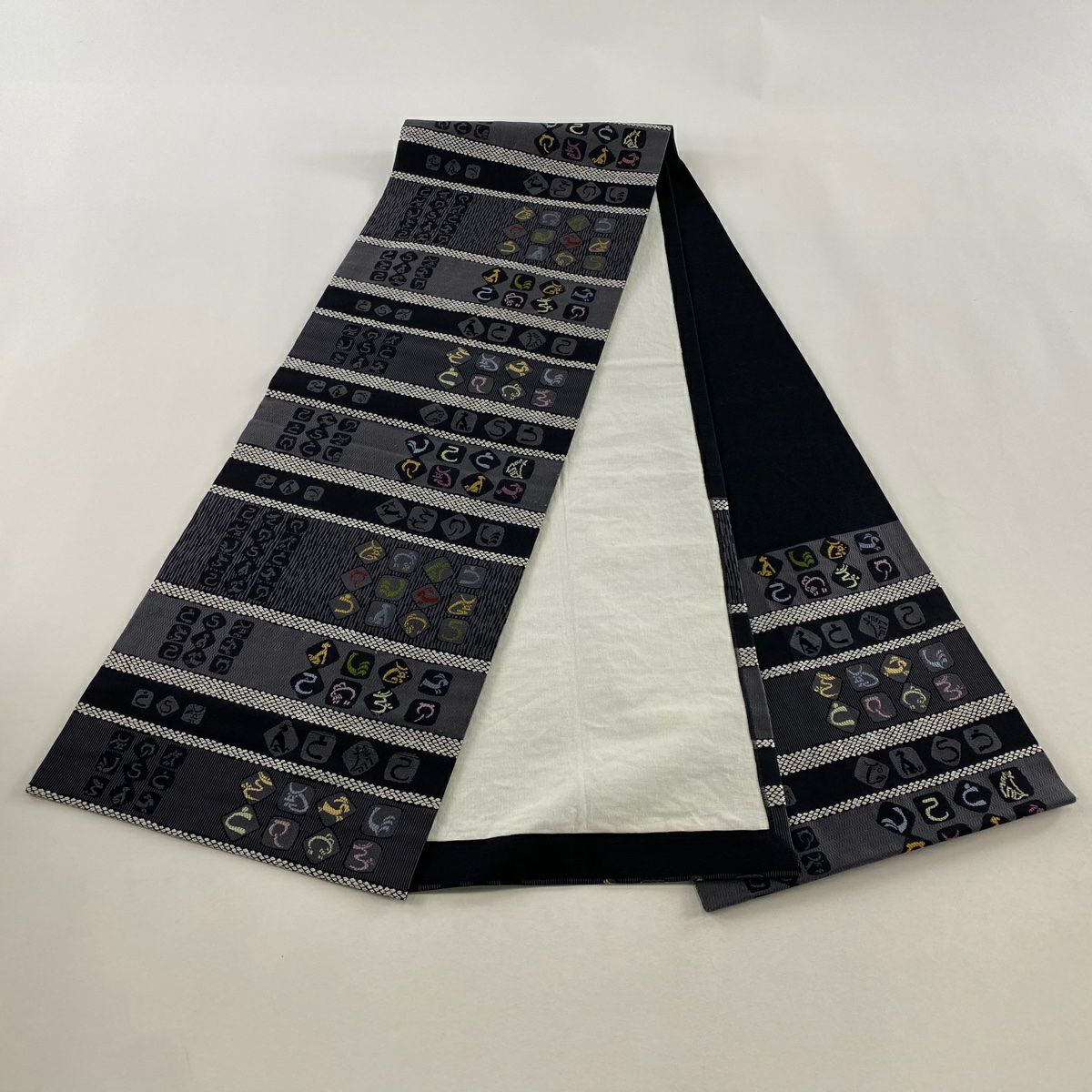【美品】 開口名古屋帶 優品級 動物 幾何圖案 刺繡 灰色 純蠶絲