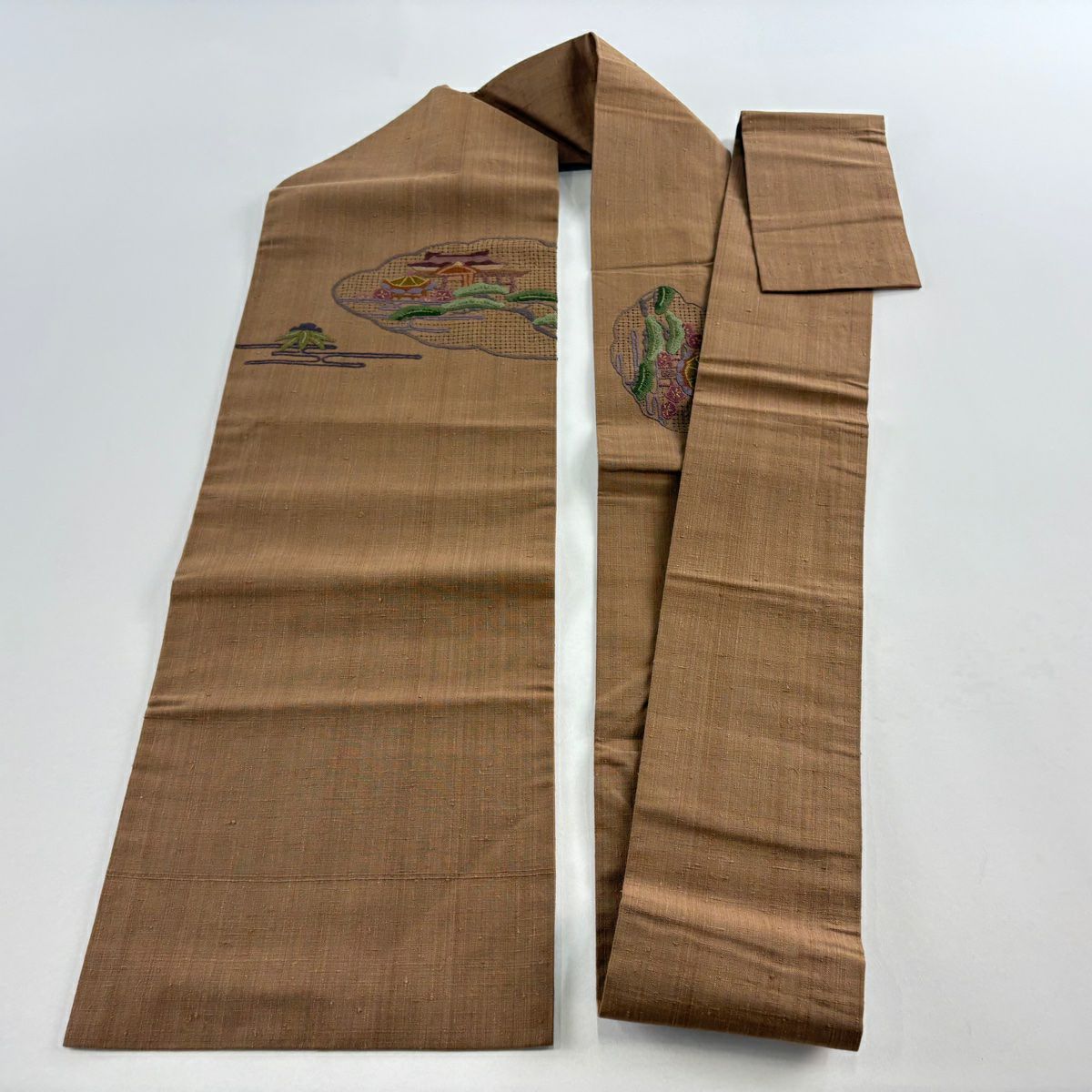 【美品】名古屋帶 秀品級 紬織織 松樹竹子梅花 建築物 刺繡 茶 純蠶絲