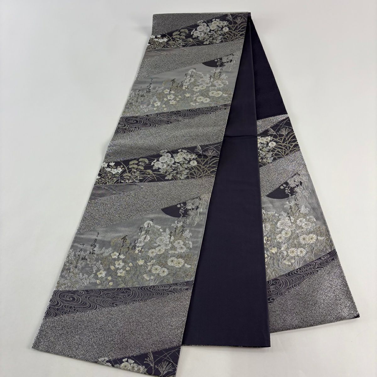 【美品】 袋帶 秀品級 松樹尾光琳 落款 菊花 文字文 金銀彩 刺繡 紫 六通 純蠶絲