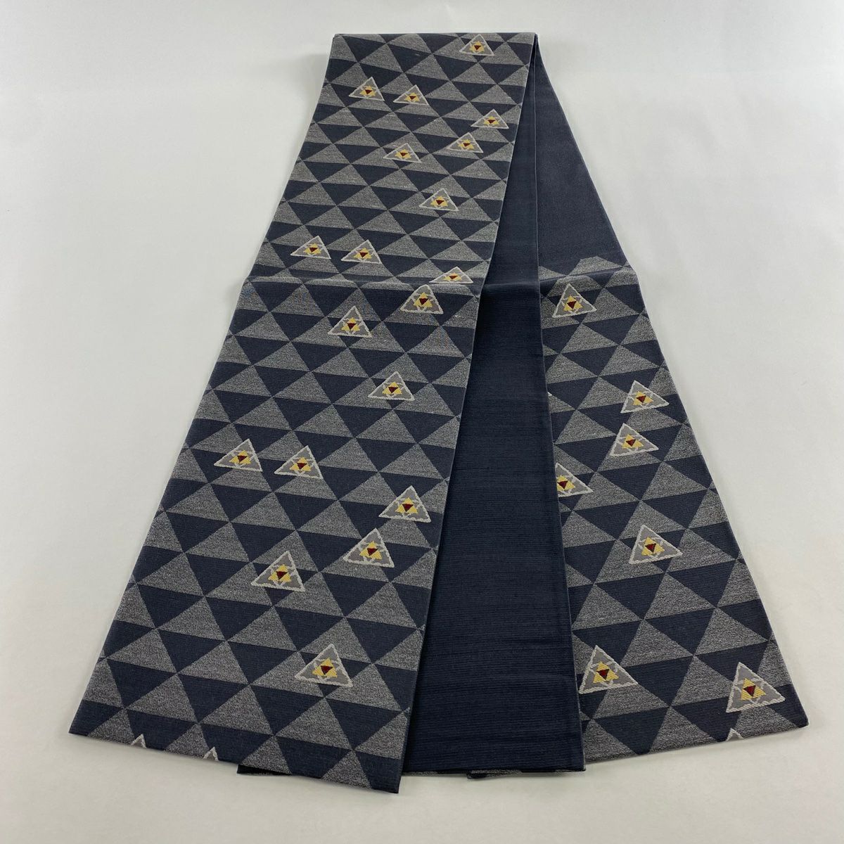 【美品】 袋帶 名品級 鱗紋 幾何圖案 灰色 六通 純蠶絲