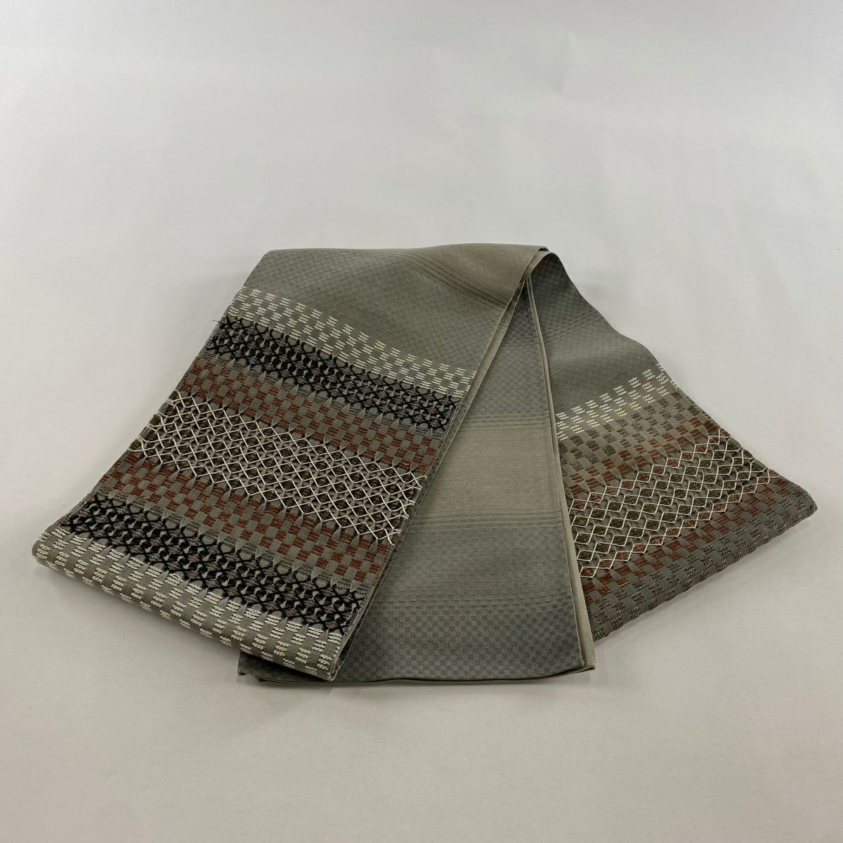 【美品】 袋帶 秀品級 變形市松樹 幾何圖案 刺繡 灰綠 お太鼓圖案 純蠶絲
