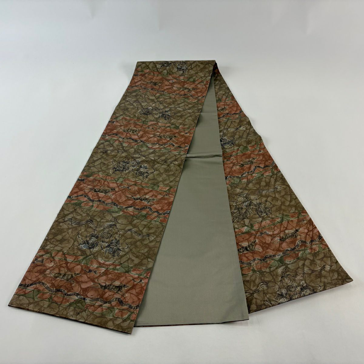 【美品】 袋帶 逸品級 落款あり 牛首紬織織 動物 幾何學 金彩裝飾 薄茶 全通 純蠶絲