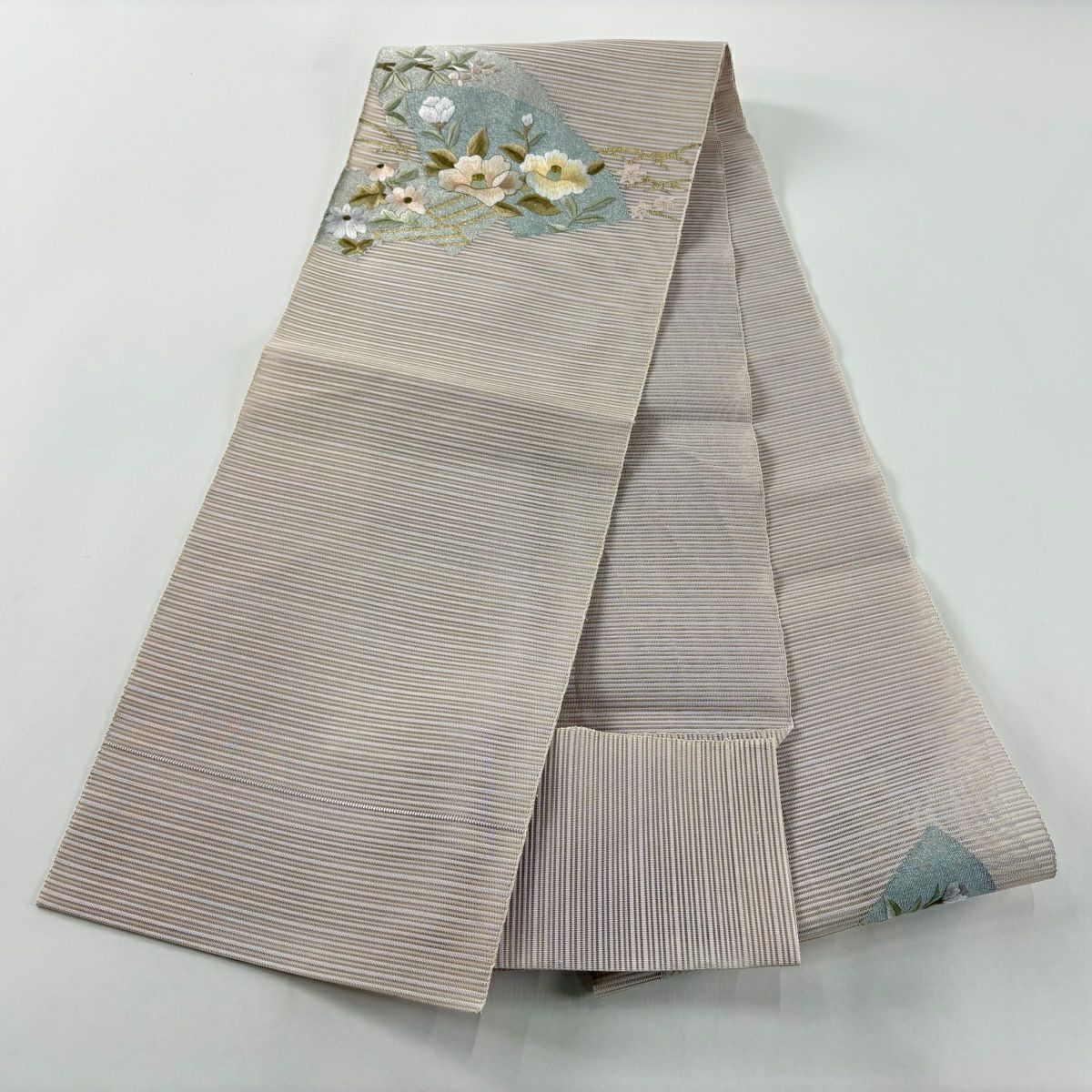 名古屋帶 秀品級 松樹葉仕立 八寸名古屋帶 夏帶 椿 扇子面 刺繡 金線 灰茶 純蠶絲