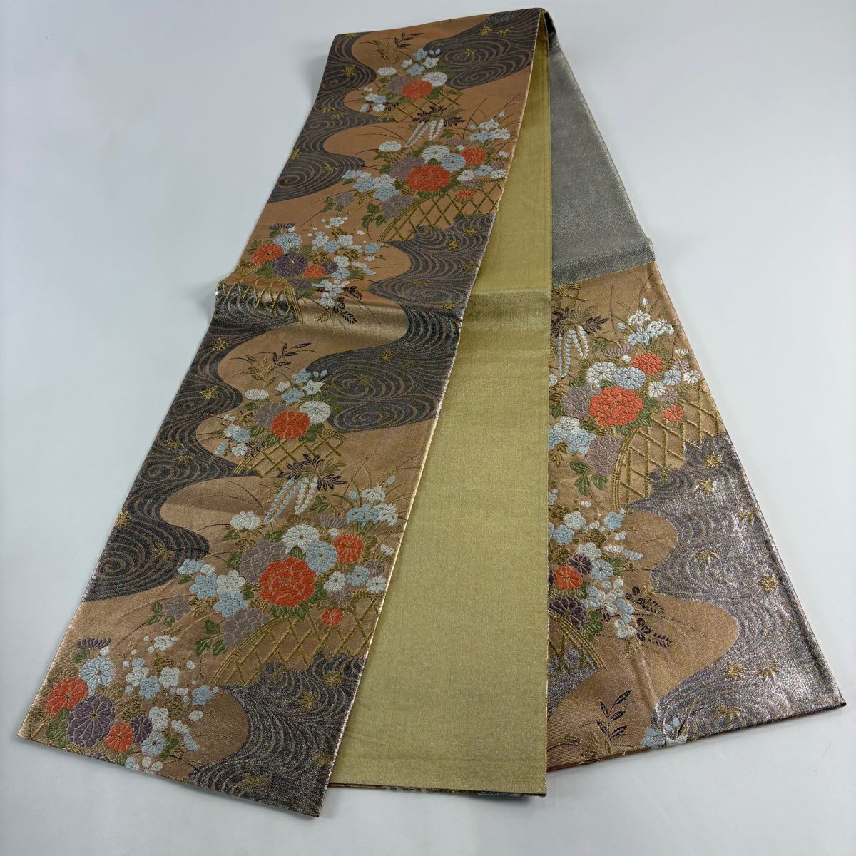 【美品】 袋帶 秀品級 草花紋 流水 唐織 金金箔 金 六通 純蠶絲