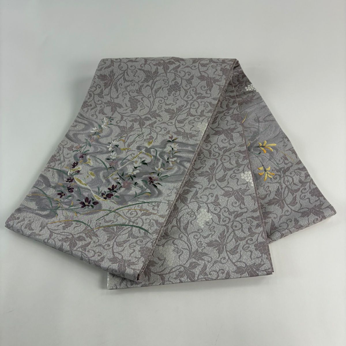 【美品】 袋帶 名品級 葡萄唐草紋 草花紋 金糸 刺繡 灰紫 お太鼓柄 純蠶絲