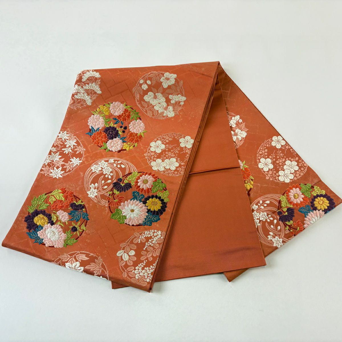 【美品】 袋帶 秀品級 花丸紋 菊花 金金箔 刺繡 朱 紅色 お太鼓圖案 純蠶絲