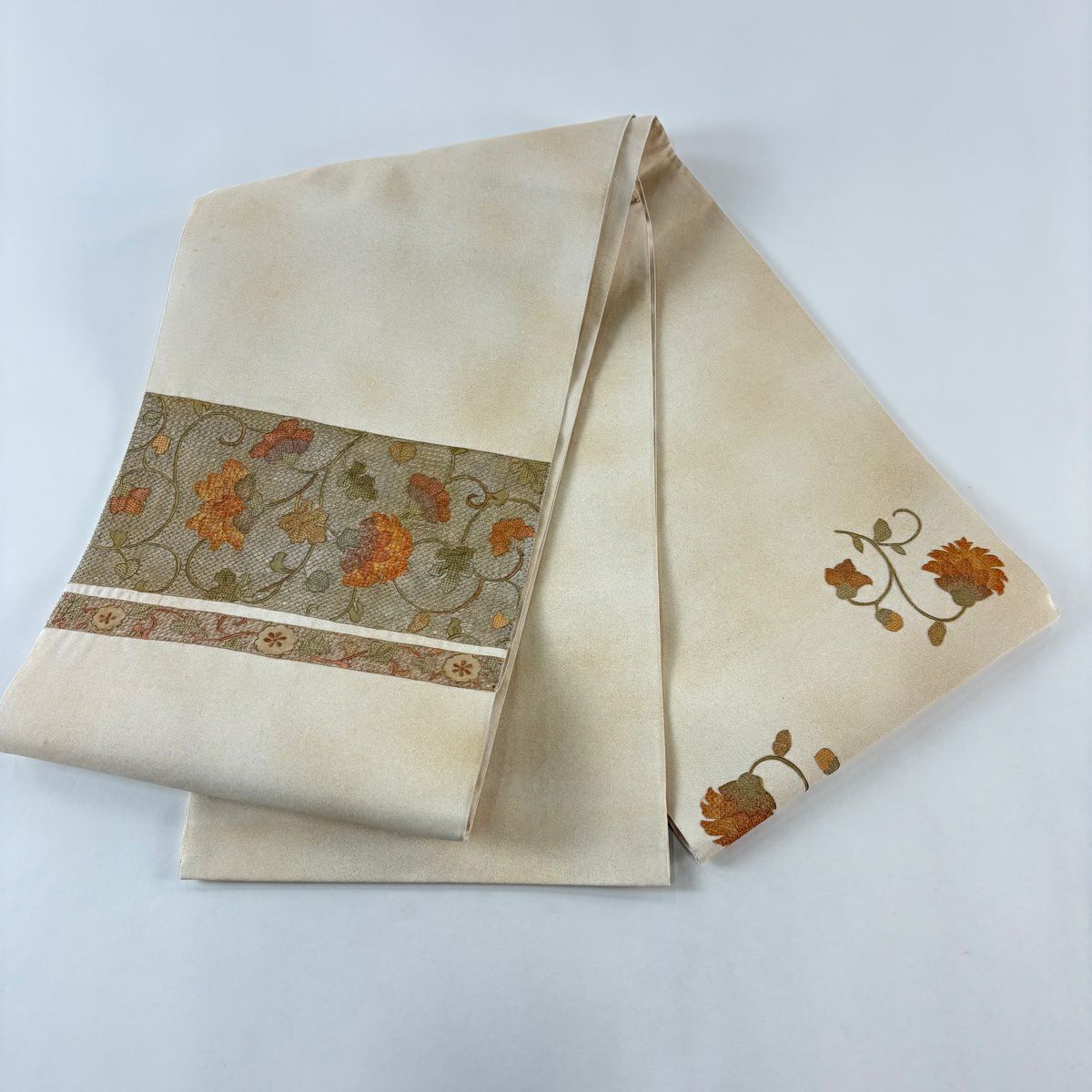 袋帶 秀品級 花唐草紋 刺繡 金彩裝飾 米色 お太鼓圖案 純蠶絲