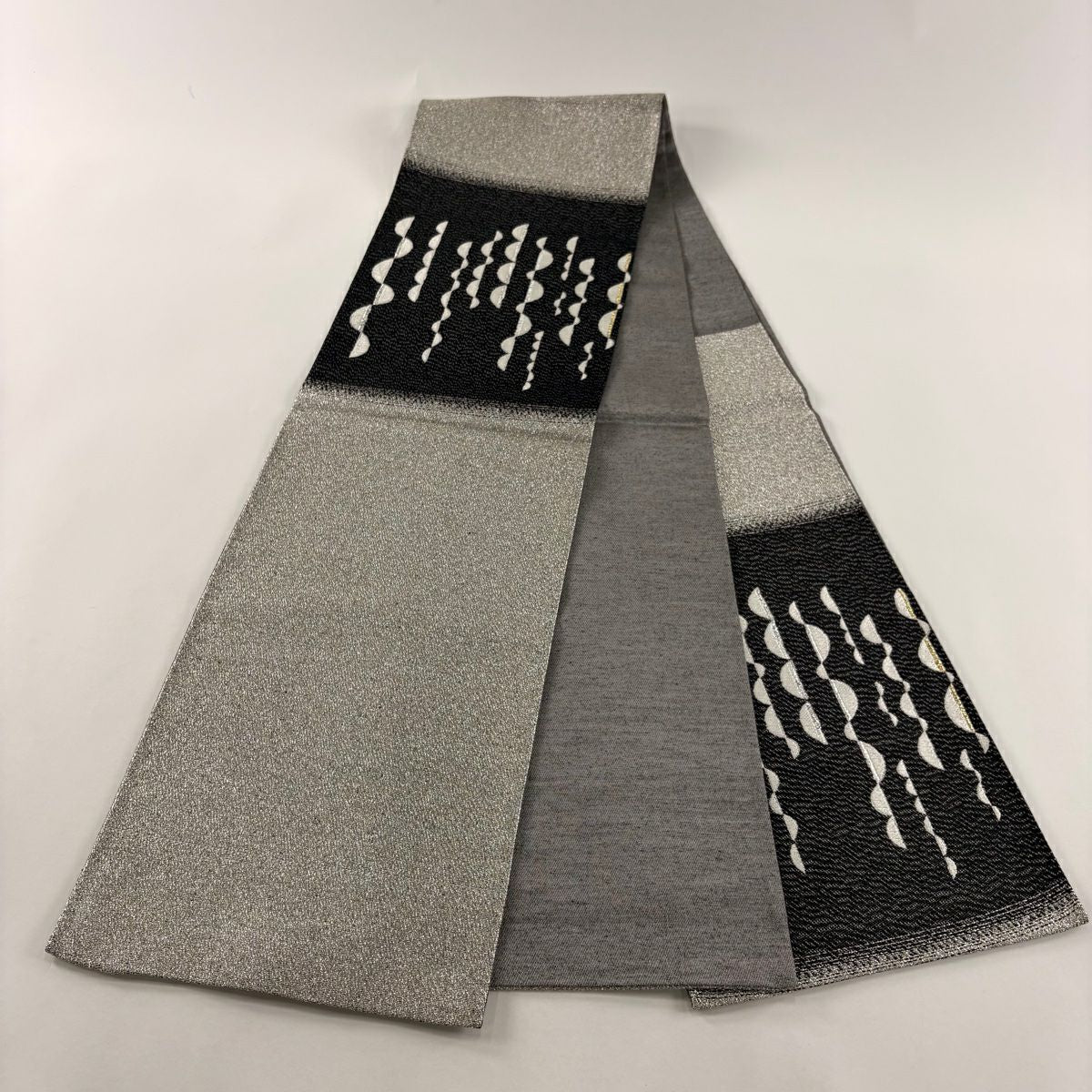 【美品】 袋帶 秀品級 幾何學 金金箔 黑色 大鼓圖案 純蠶絲