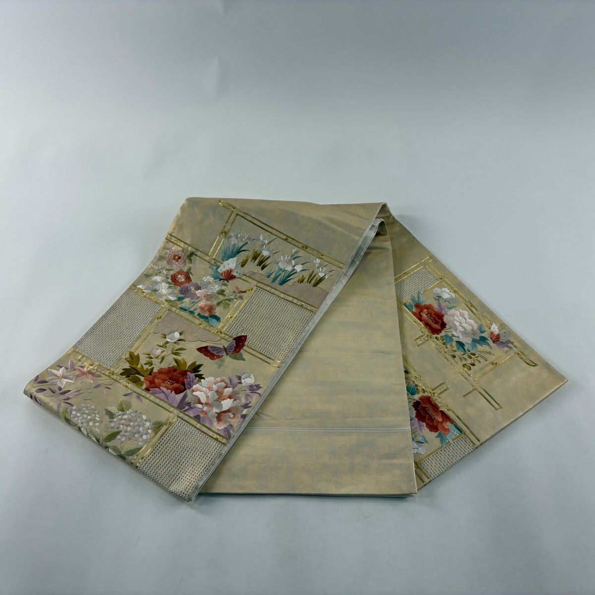 【美品】 袋帶 名品級 蝶 草花紋 金糸 刺繡 米色 お太鼓圖案 純蠶絲
