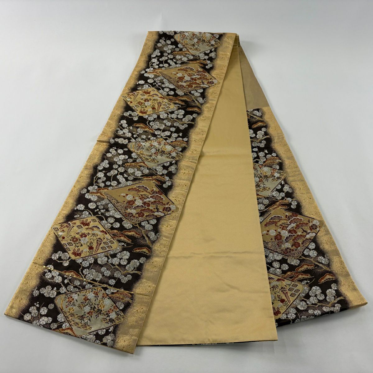 【美品】 袋帶 名品級 加納幸 落款あり 菱 松樹梅花 金銀絲 刺繡 金色 六通 純蠶絲