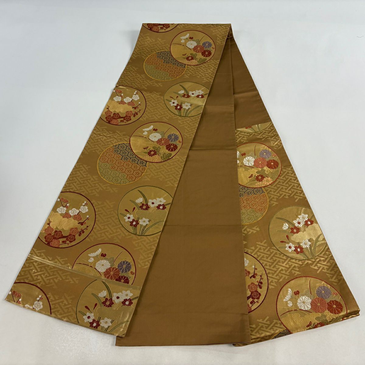【美品】 袋帶 名品級 落款あり 本家加納 關西裁縫 圓文 草花紋刺繡 金絲 山吹茶 六通 純蠶絲