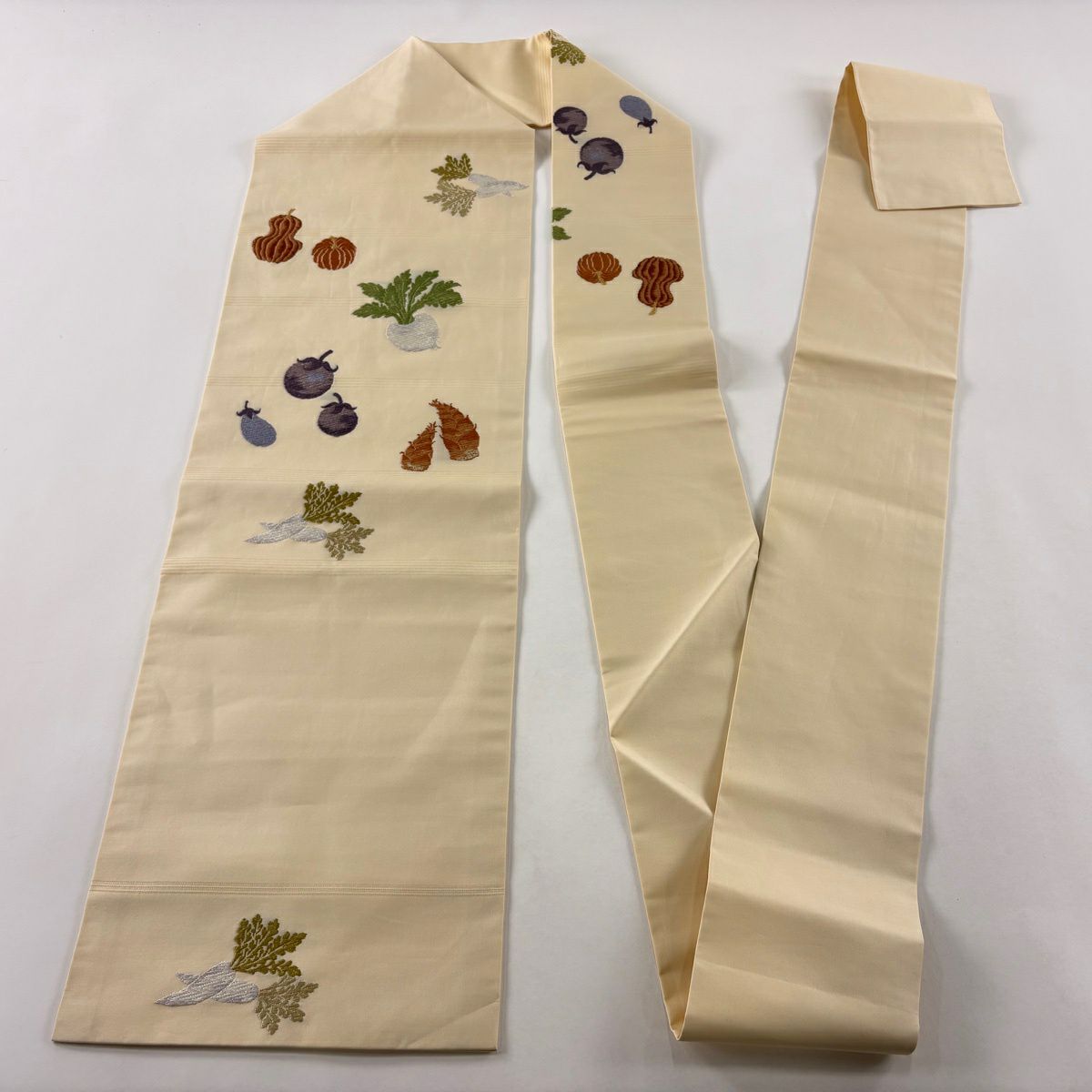 【美品】 名古屋帶 逸品級 蔬菜 唐織 奶油色 純蠶絲