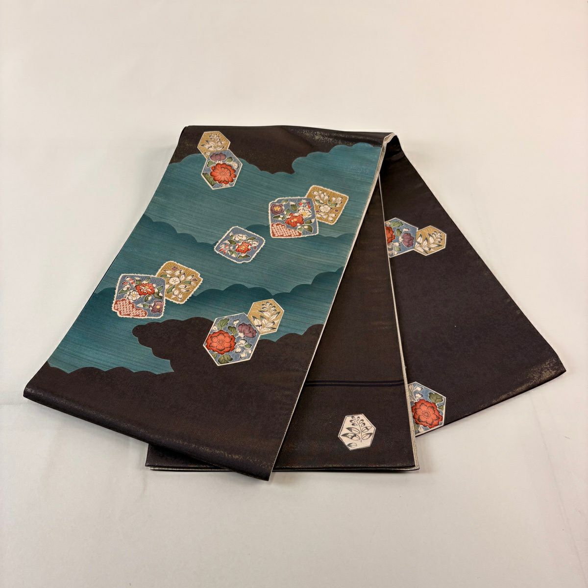 【美品】 袋帶 秀品級 草花紋 破れ色紙 金絲 灰茶 お太鼓柄 純蠶絲