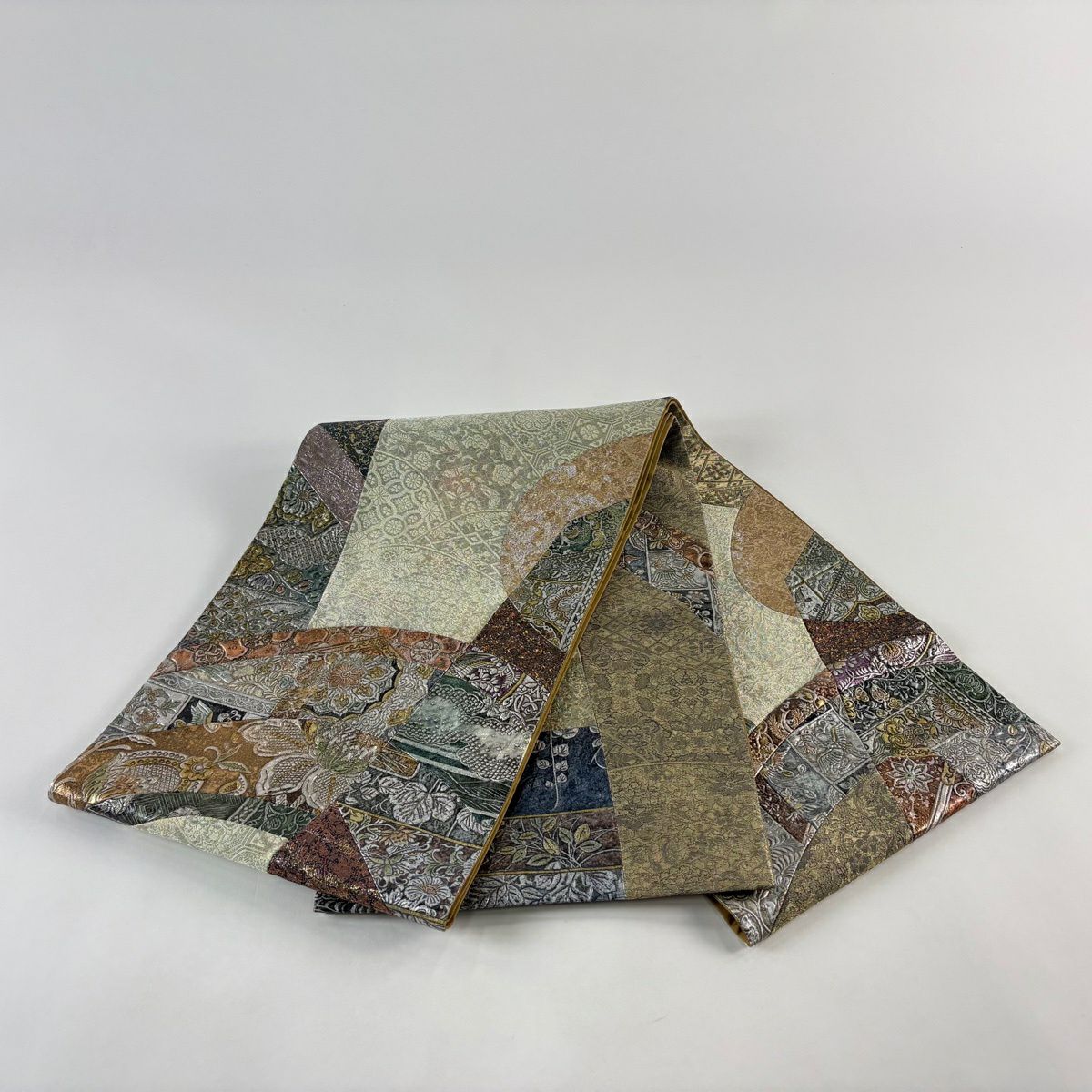 【美品】 袋帶 逸品級 草花紋 幾何學圖案 銀線 金銀彩 米色 大鼓圖案 純蠶絲