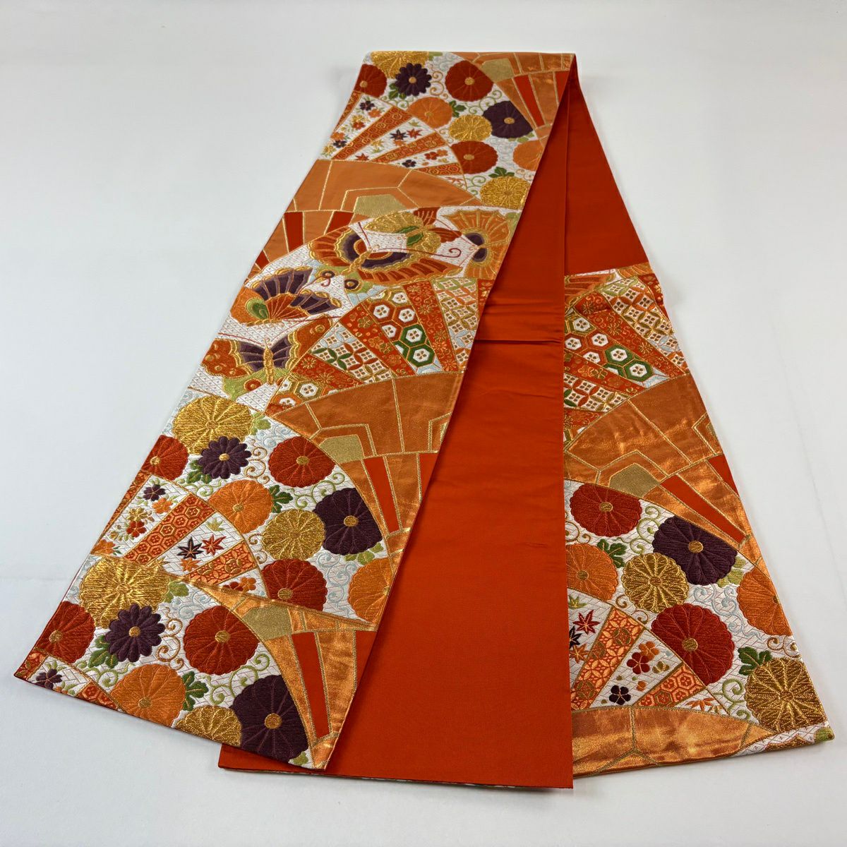 【美品】 袋帶 名品級 河合美術織物 落款あり 菊花唐草紋 蝶 金金箔 金絲 橙色 六通 純蠶絲