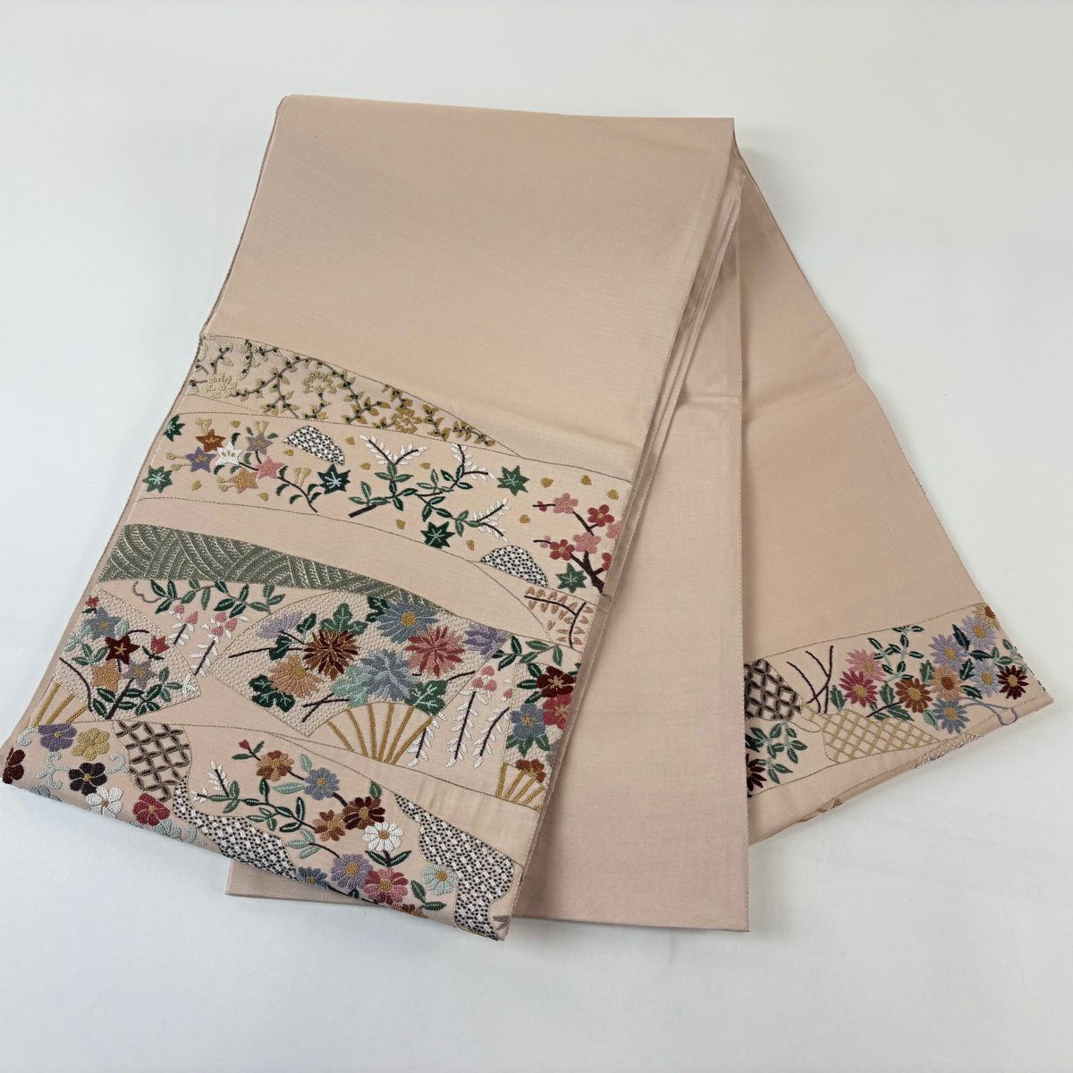 【美品】 袋帶 名品級 扇子 草花紋 相良刺繡 金糸 灰茶 お太鼓柄 純蠶絲